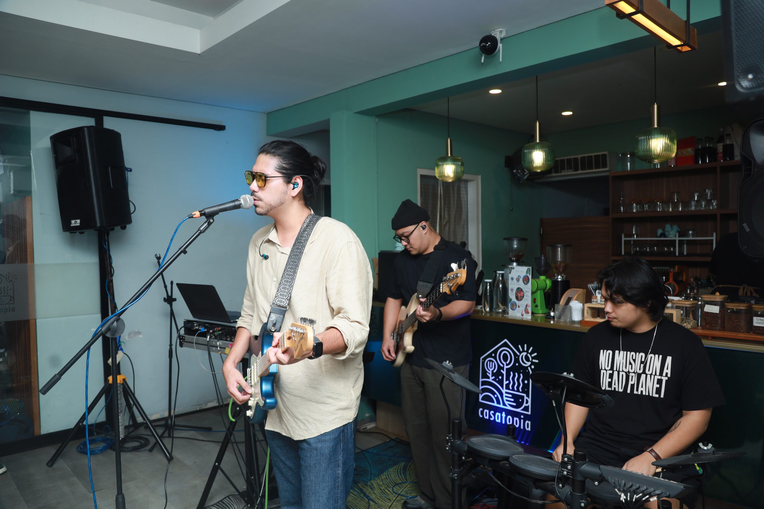 Malam Musik Alternatif di Casatopia: Main-Main di Cipete Suguhkan Emosi dan Energi Baru